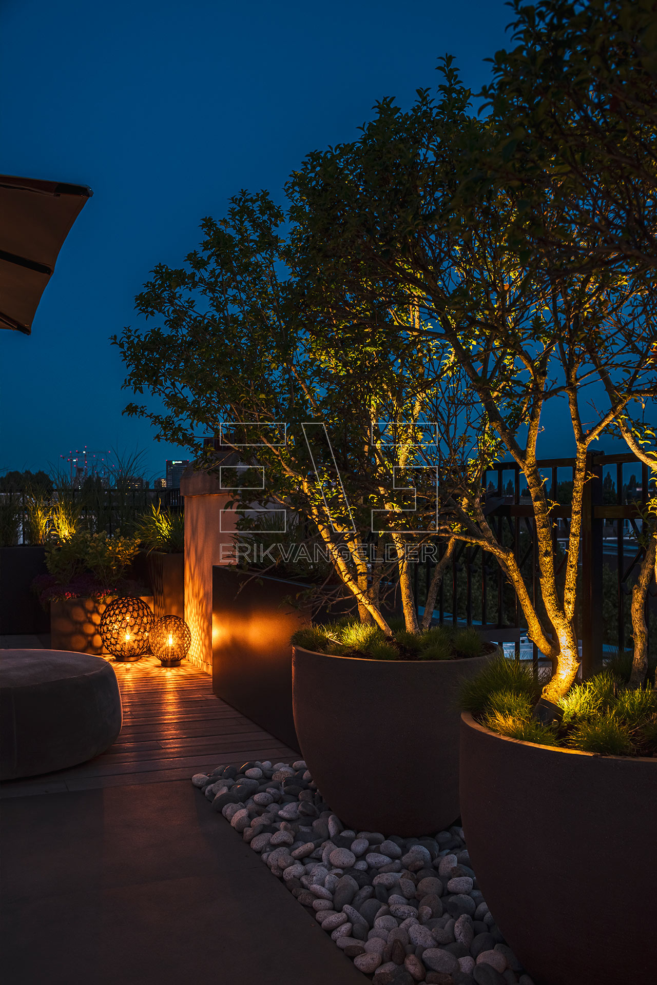 Avond sfeer verlichting lantaarns daktarras tuindesign gardendesign erikvangelder tuinarchitect exclusive gardens luxury modern sfeer