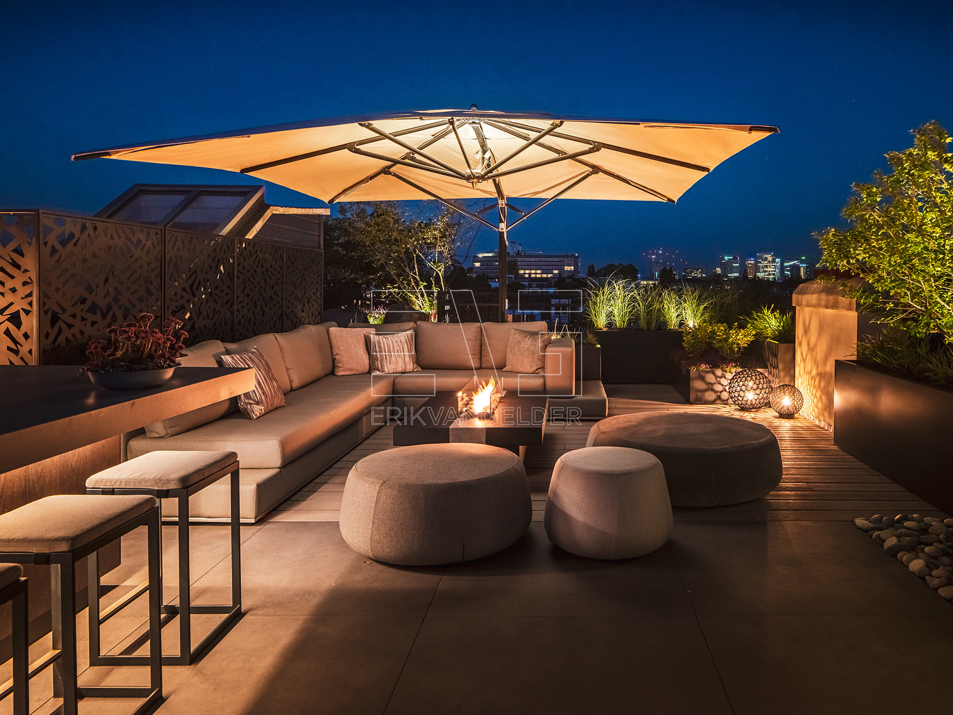 Daktuin design metropolitan luxury sfeervolle lounge loungebank met poef vuurtafel erikvangelder tuinarchitect tuindesign luxury