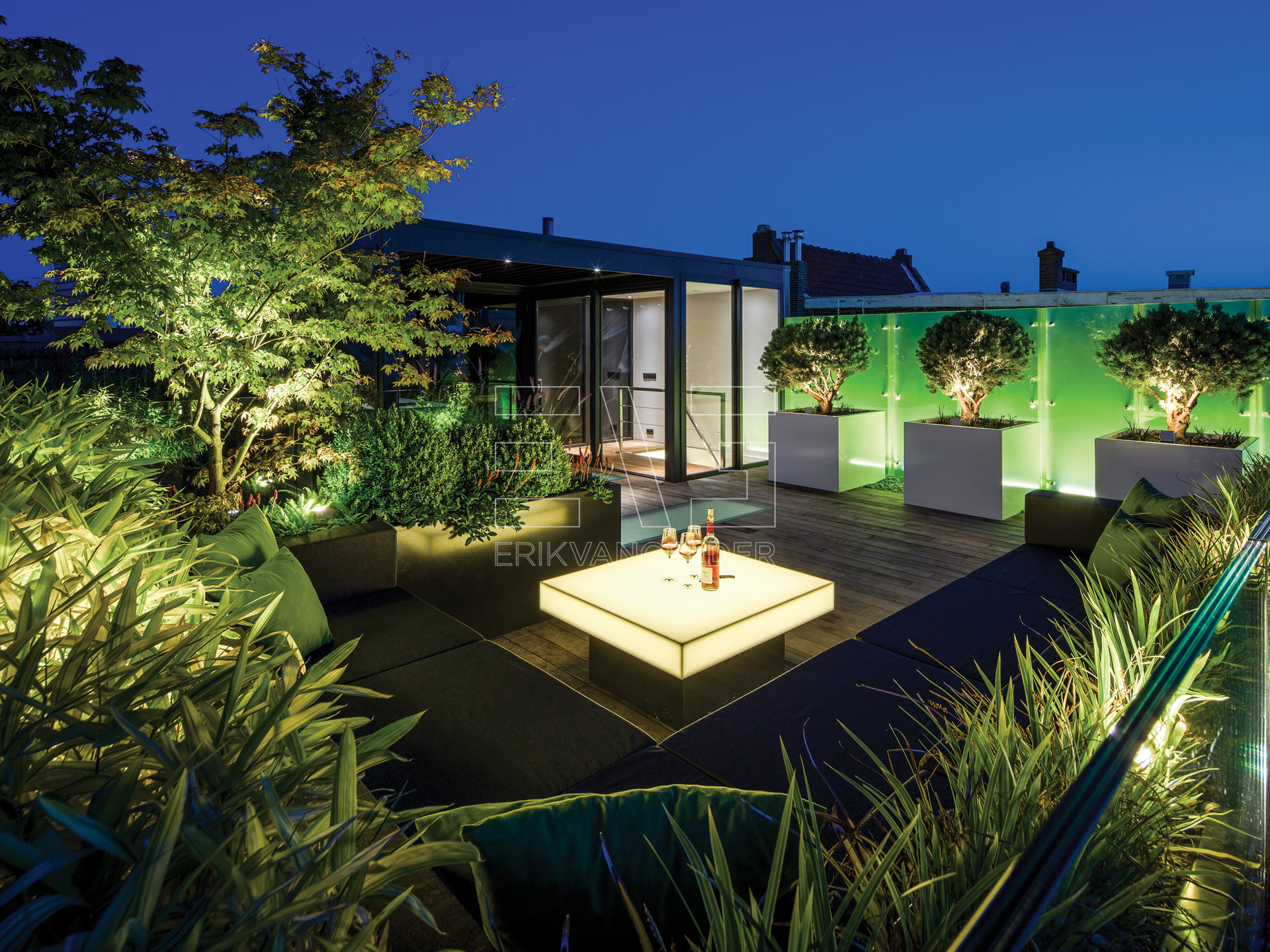 datterras ontwerp met lichtgevende tafel  Exclusive garden design roof garden daktuin moderne luxe elementen overkapping lounge erikvangelder tuindesign tuinarchitect sfeer