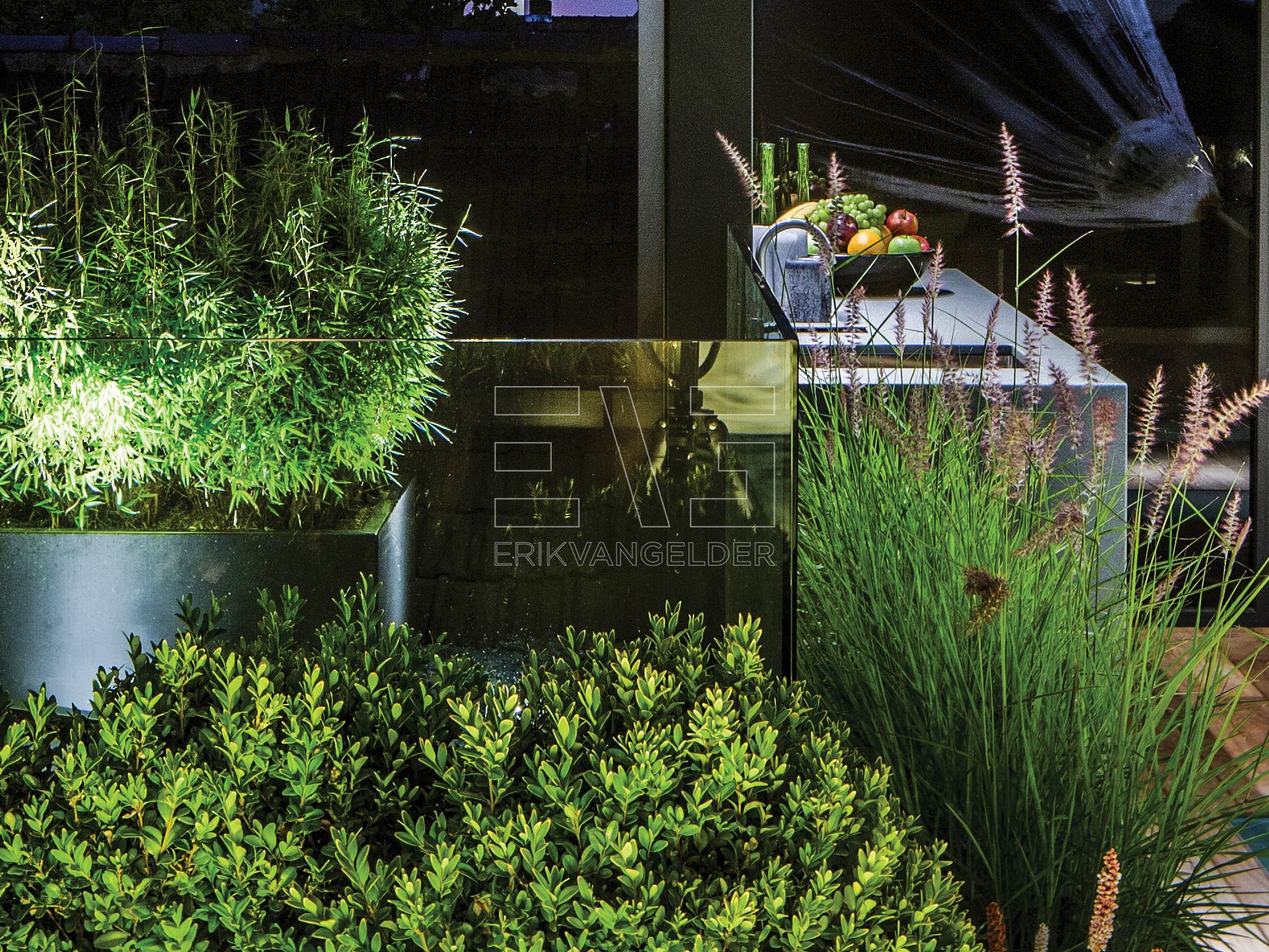 Exclusive roof garden dakterras met moderne buitenkeuken avondsfeer beplanting luxury erikvangelder tuinarchitect tuindesign sfeervol