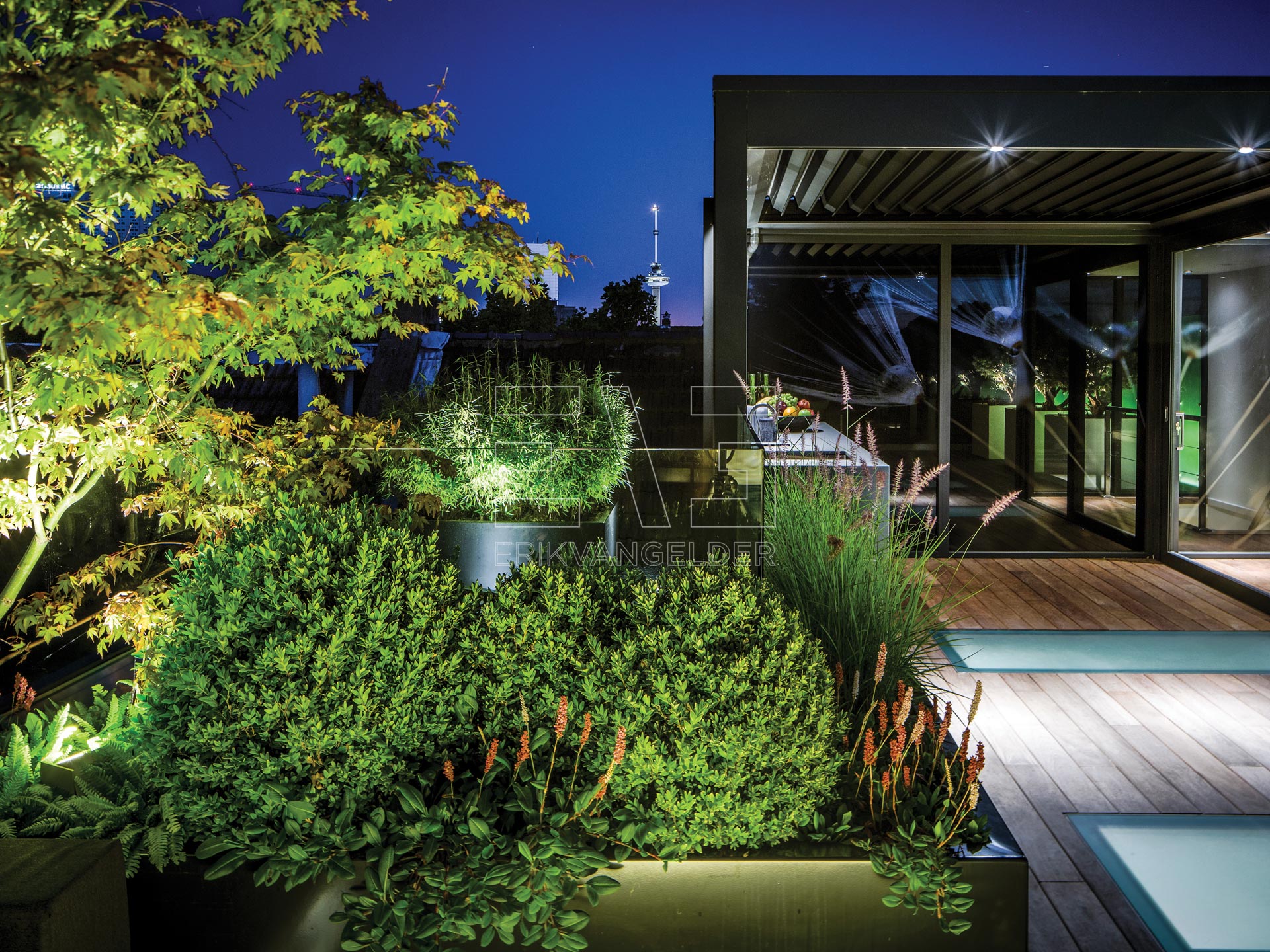 Exclusive roof garden dakterras sfeervol met moderne luxe overkapping lamellendak verlicht buitenkeuken erikvangelder tuinarchitect