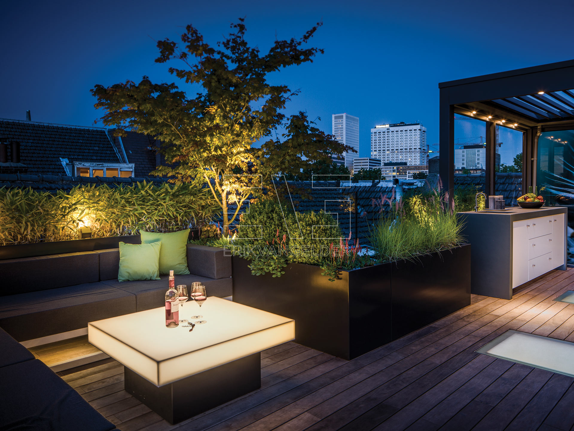 High end exlusive roof garden daktuin luxe overkapping buitenkeuken lounge avondsfeer met buitenkeuken overkapping
