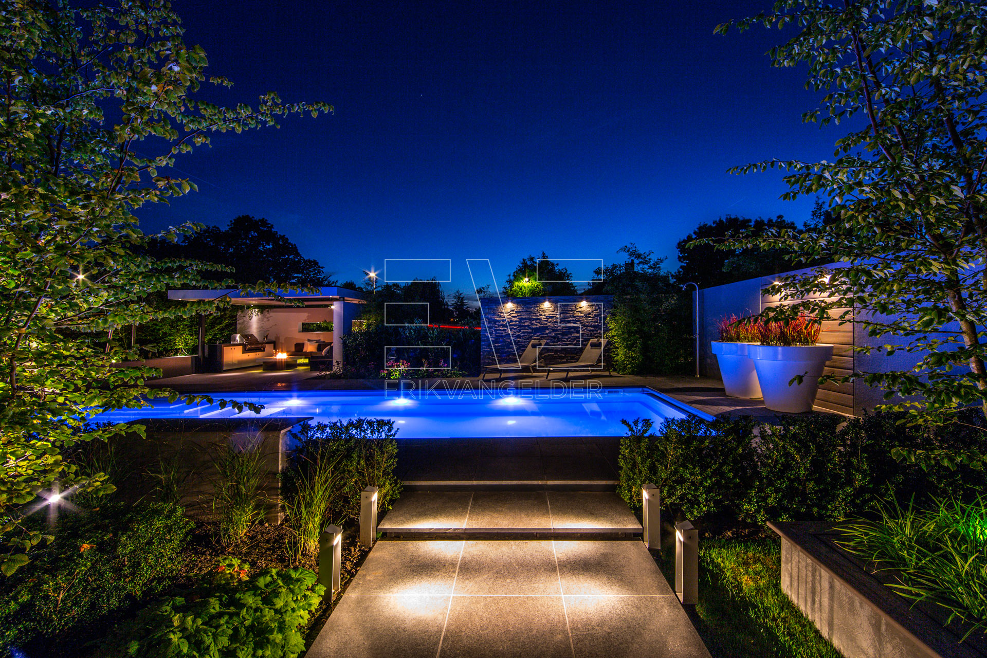 Luxe moderne tuin met zwembad en overkapping
