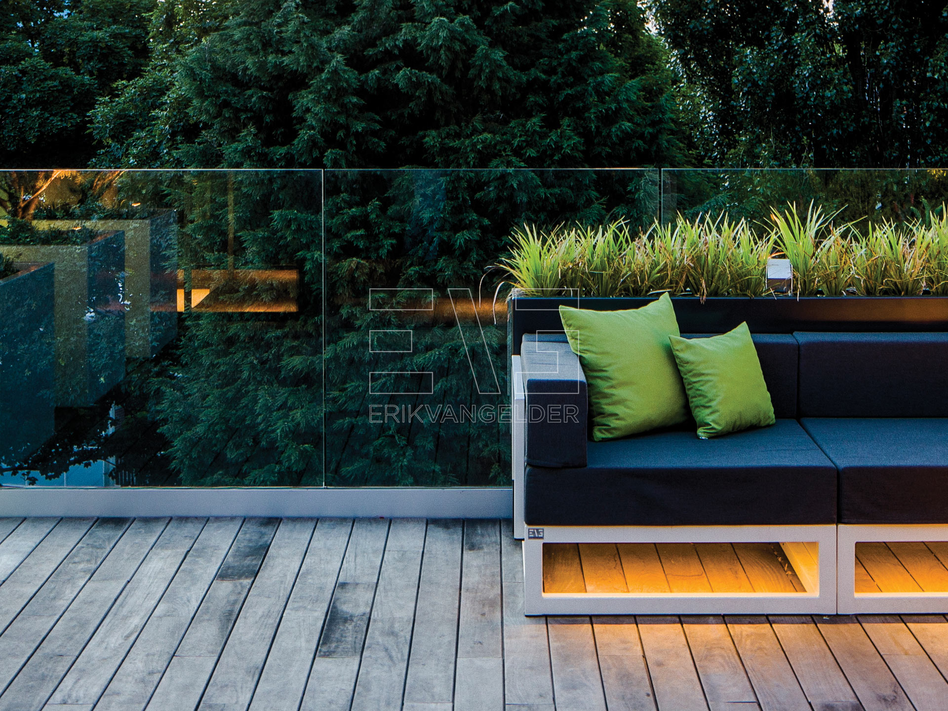 loungebank met verlichting Lounge daktuin dakterras roof garden exlusive luxury design erikvangelder tuinarchitect tuindesign modern sfeervol high end sfeervol