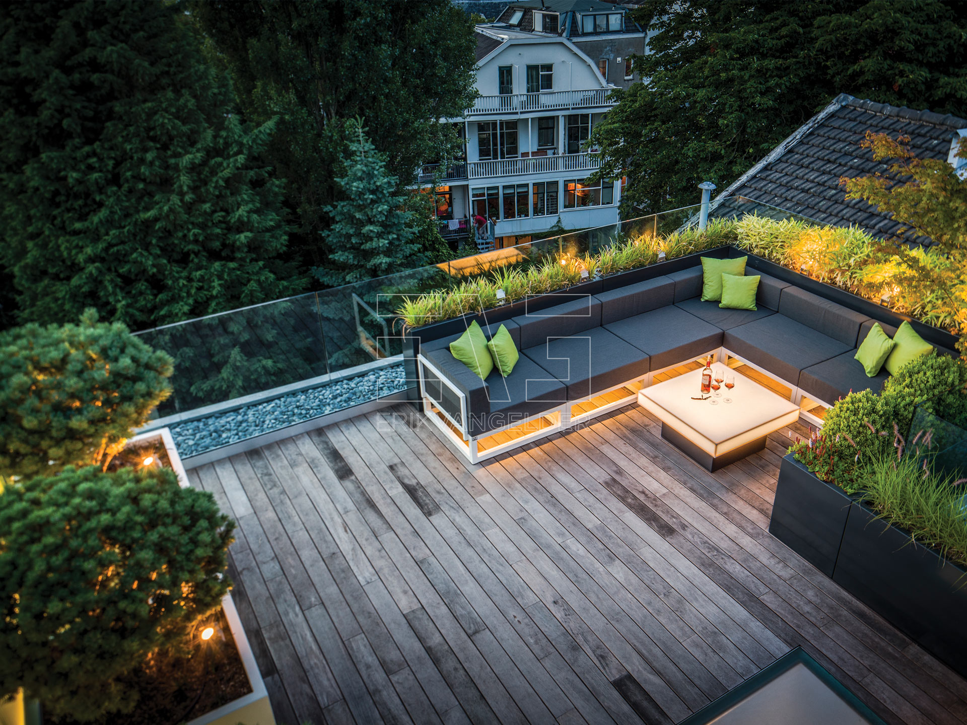 Luxe dakterras daktuin roof garden exlusive luxury design lounge avond erikvangelder tuindesign tuinarchitect sfeervol strak modern