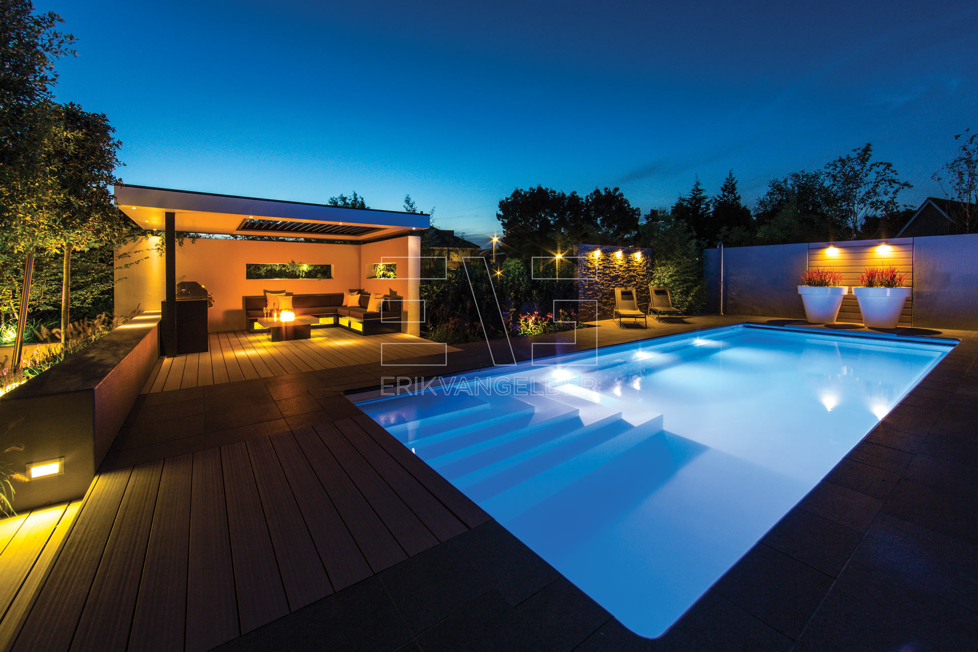 Luxe moderne tuin met zwembad en overkapping