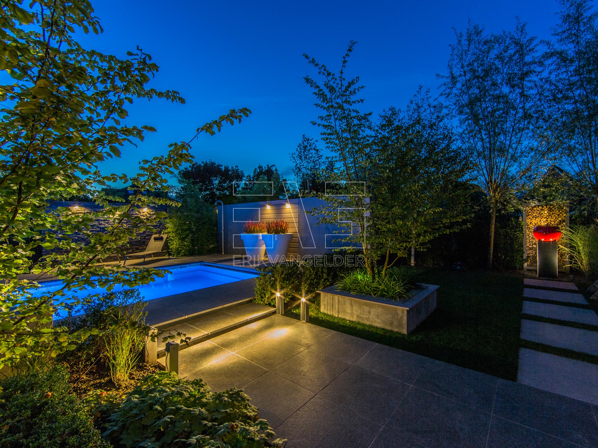 Luxe moderne tuin met kunst zwembad