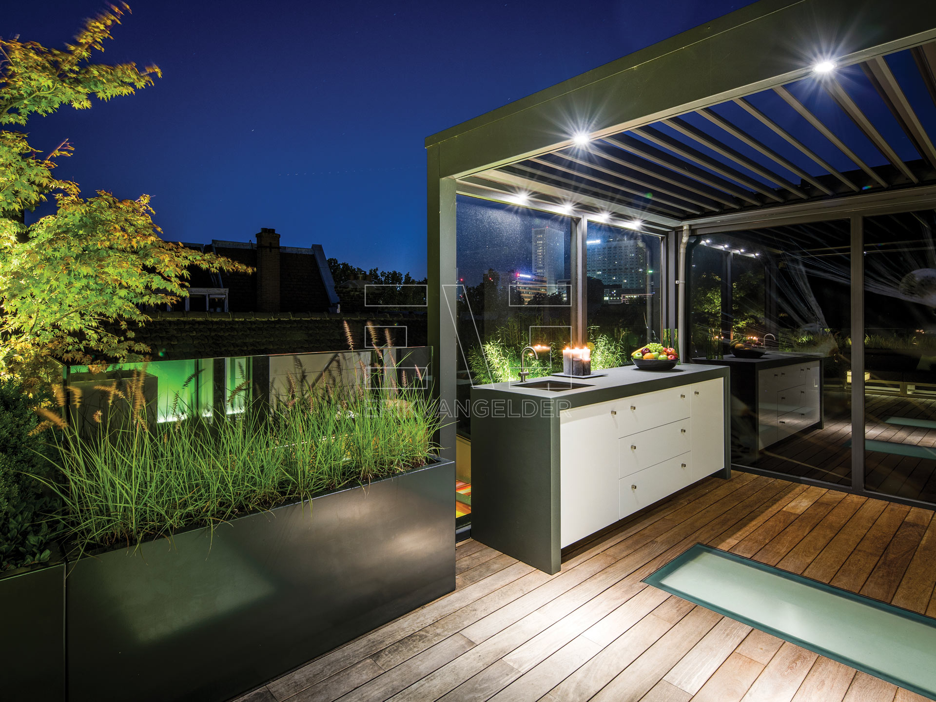 Luxe overkapping met verlichting en moderne buitenkeuken daktuin erikvangelder tuindesign exclusive gardendesign luxury sfeervol