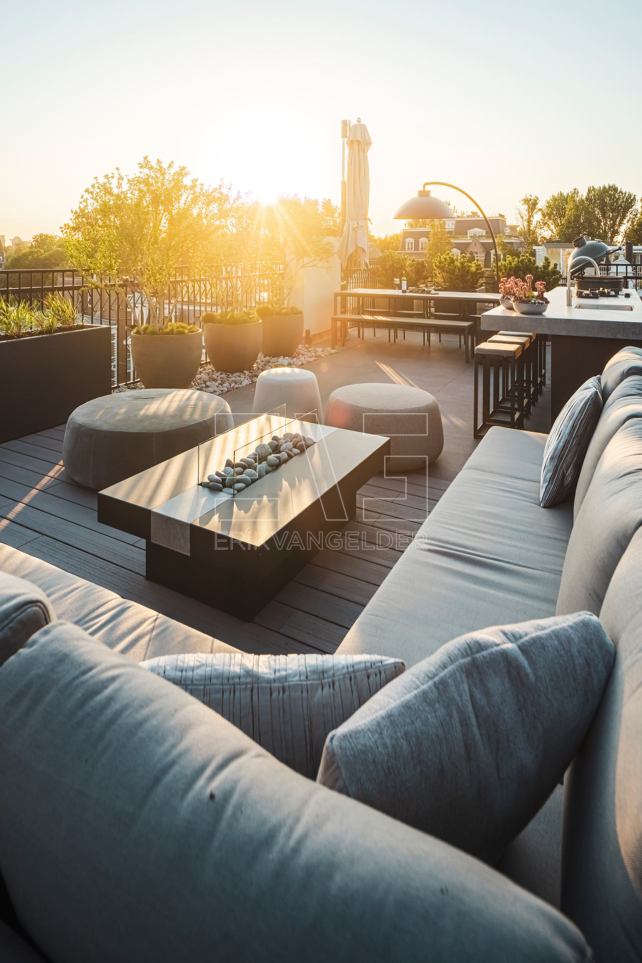 Modern zonnig dakterras lounge vuurtafel poef bar buitenkeuken bbq luxe elementen erikvangelder tuinarchitect tuindesign exclusive gardens luxury
