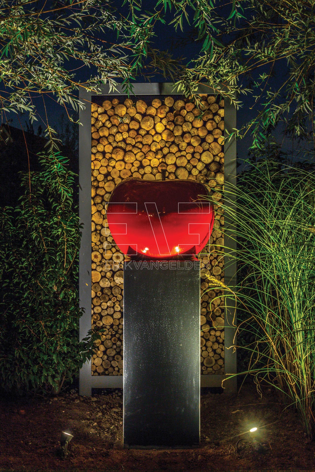 Sfeerbeeld kunst rode appel op sokkel uitgelicht erikvangelder tuinarchitect tuindesign