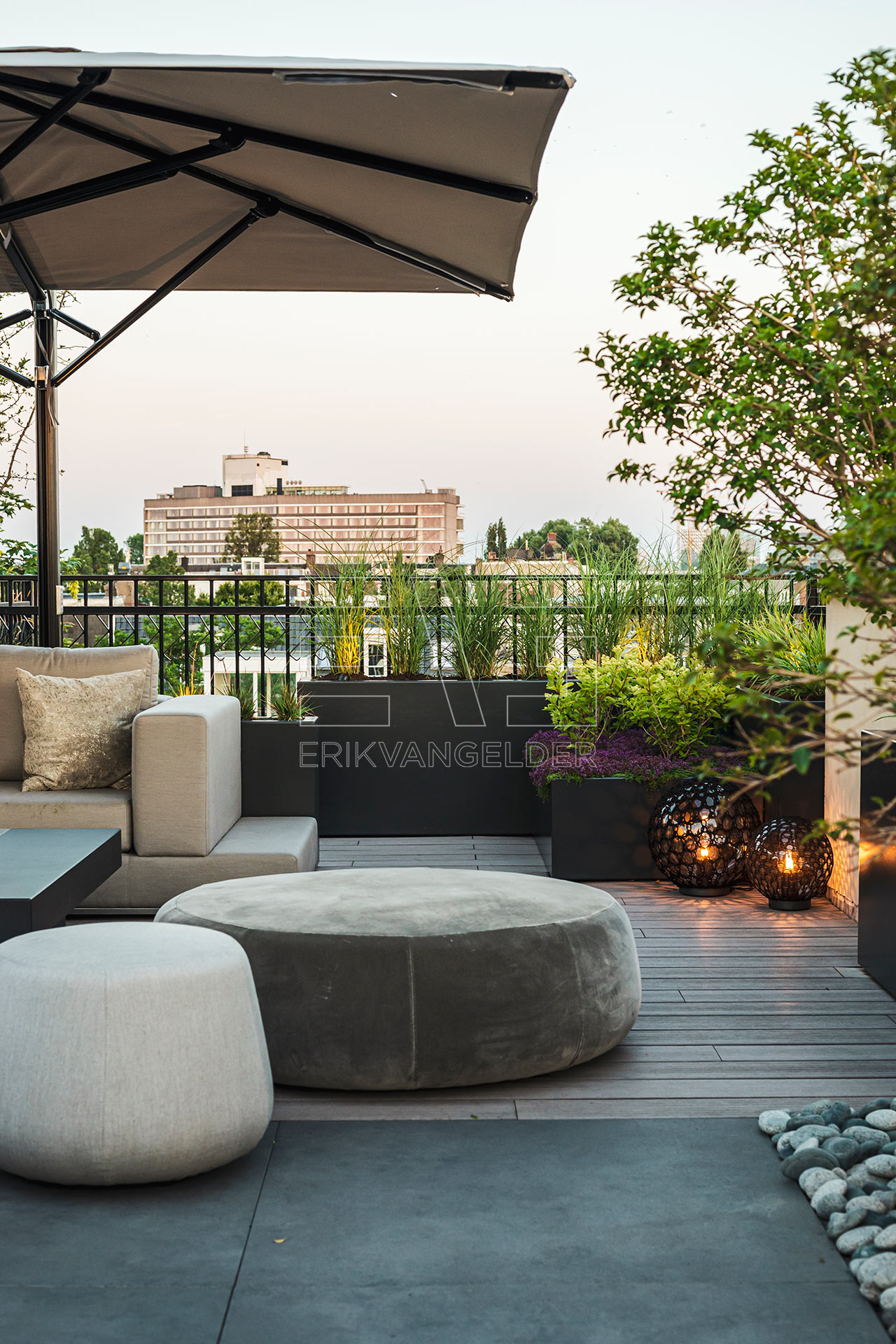 Sfeerbeeld poef lounge dakterras erikvangelder tuindesign tuinarchitect exclusive gardens daktuin roof garden luxury high end