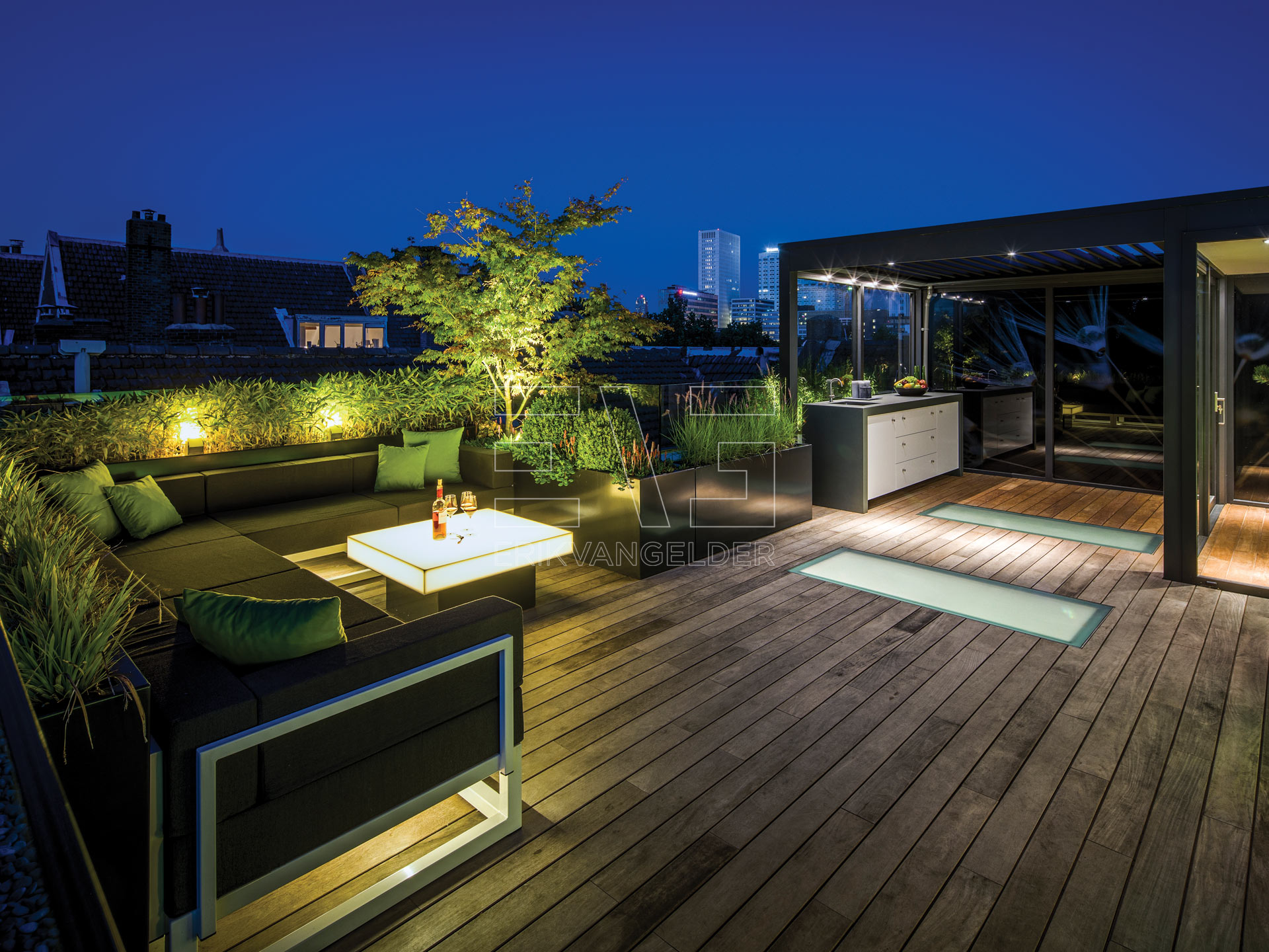 Sfeervol luxe dakterras roof garden met moderne overkapping buitenkeuken loungebank beplanting erikvangelder tuinarchitect tuindesign