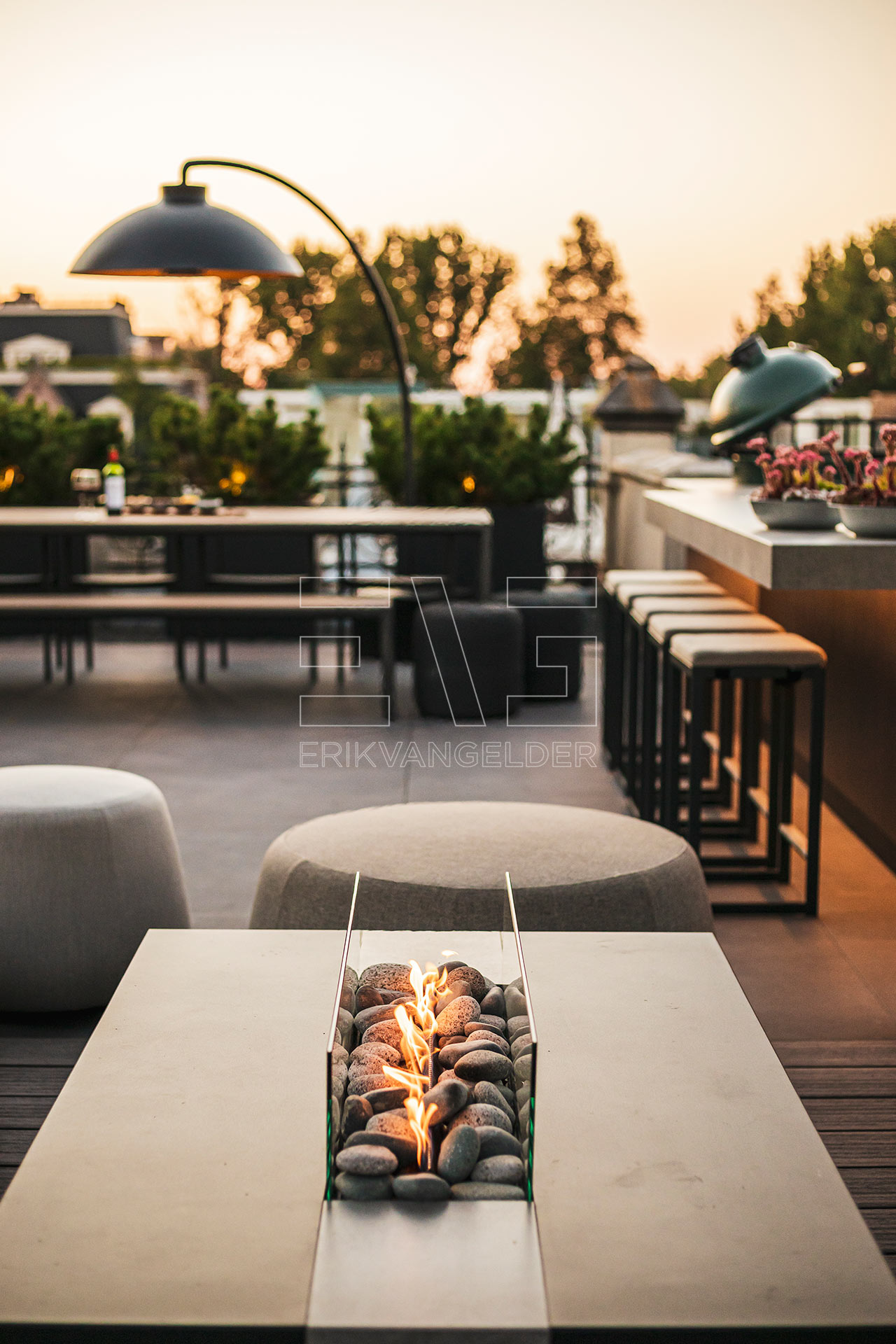 Sfeervolle zomeravond dakterras lounge vuurtafel bar terrasverwarmer erikvangelder tuinarchitect tuindesign