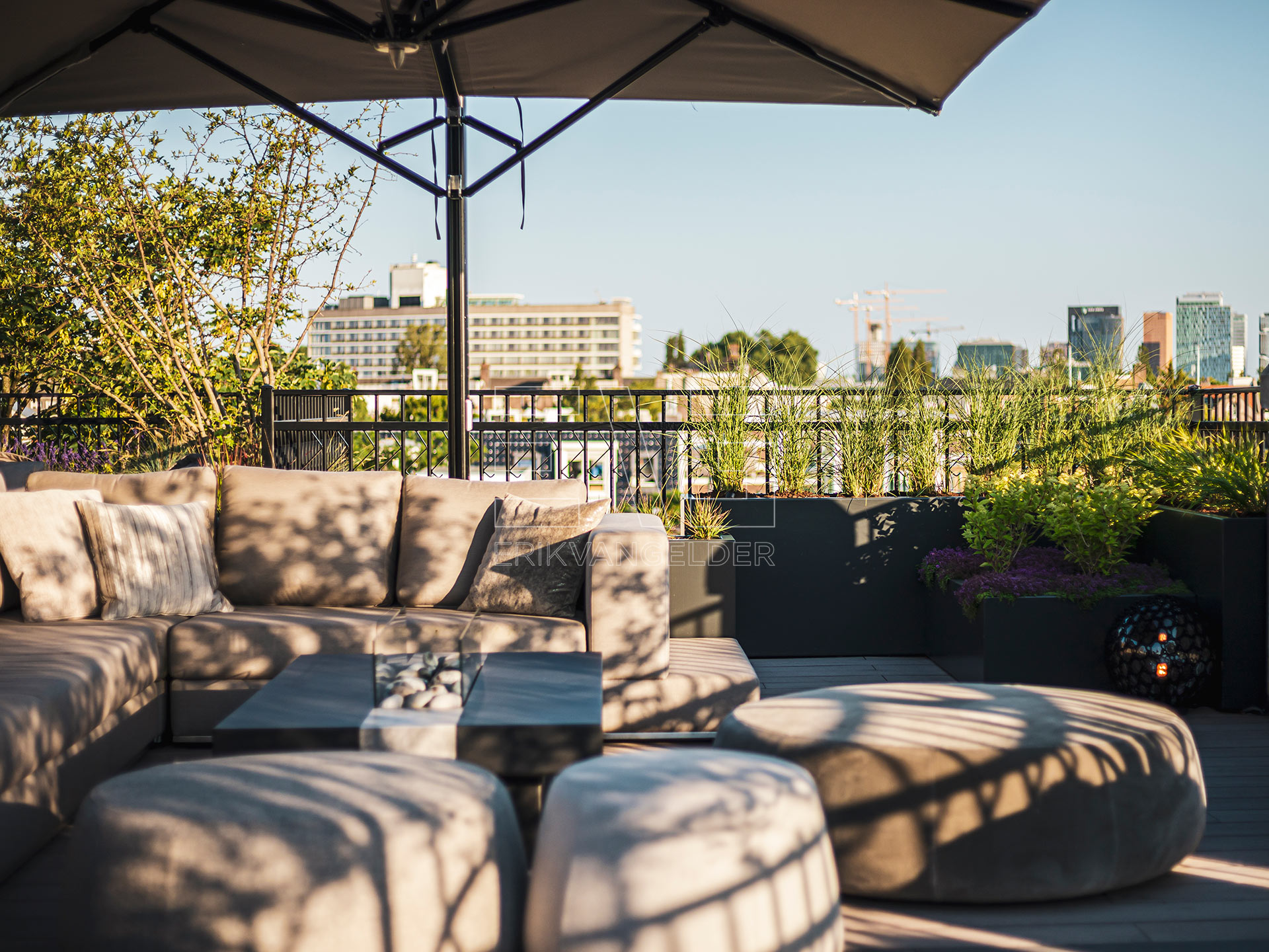 Zonnig dakterras loungebank met poef uitzicht erikvangelder tuindesign tuinarchitect