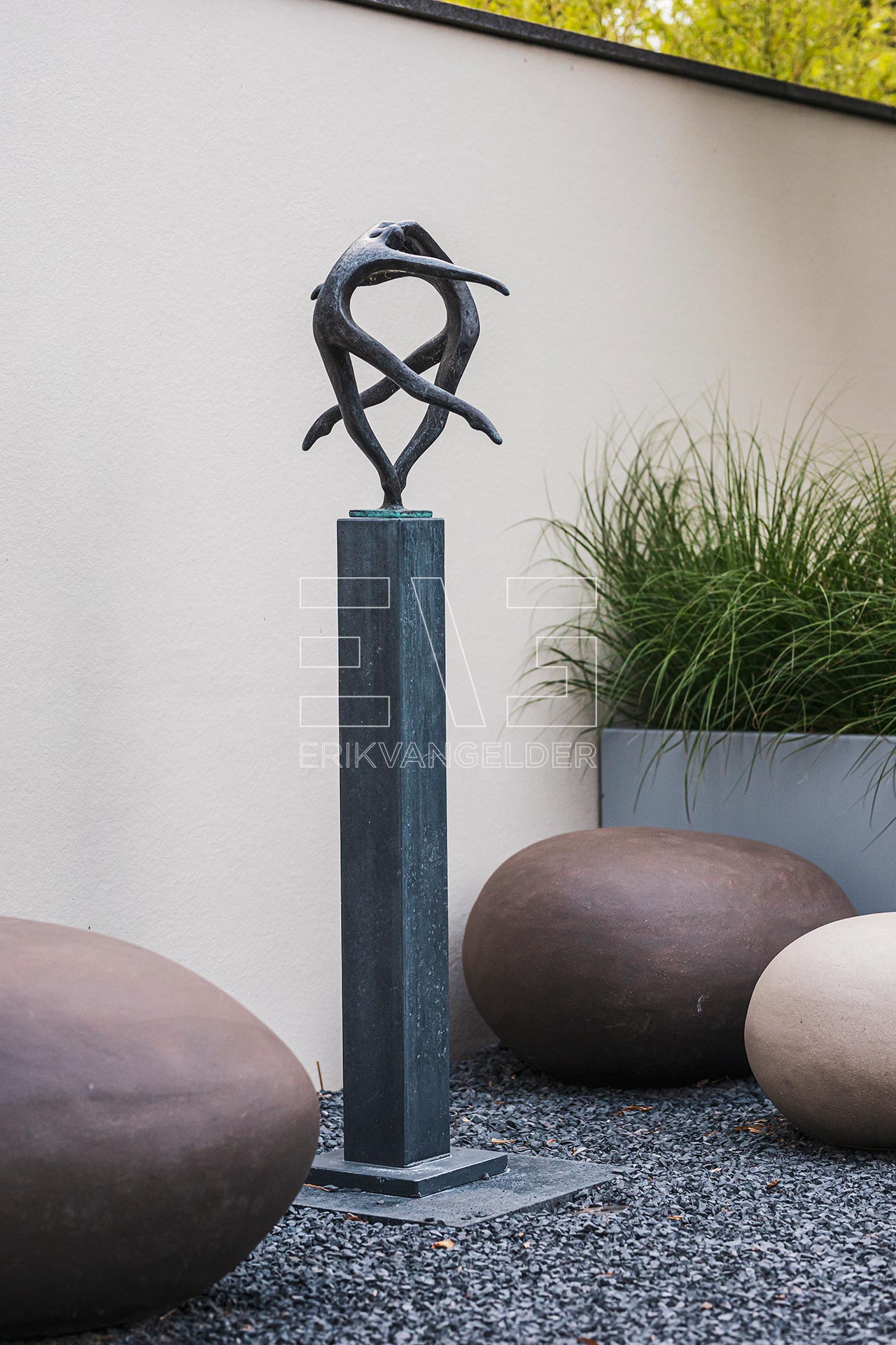 Tuinontwerp buitenkunst beeld op sokkel brons
