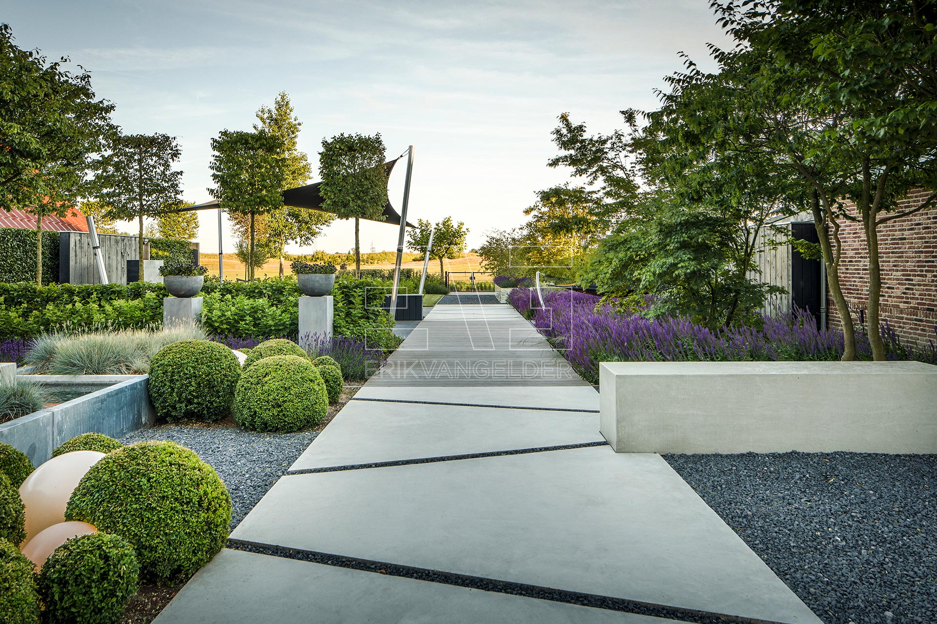 Tuinontwerp design betontegels bijzondere vorm