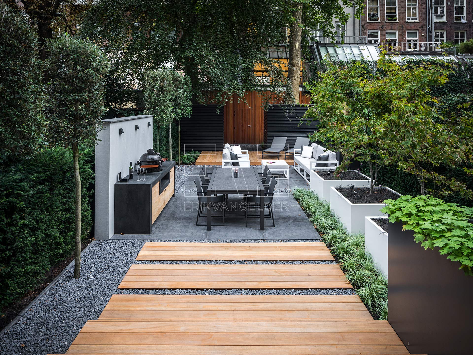 Moderne-luxe-stijlvol-tuinontwerp-beton-hout-witte-plantenbakken-design-meubels-buitenkeuken-erikvangelder-tuinarchitect-tuindesign