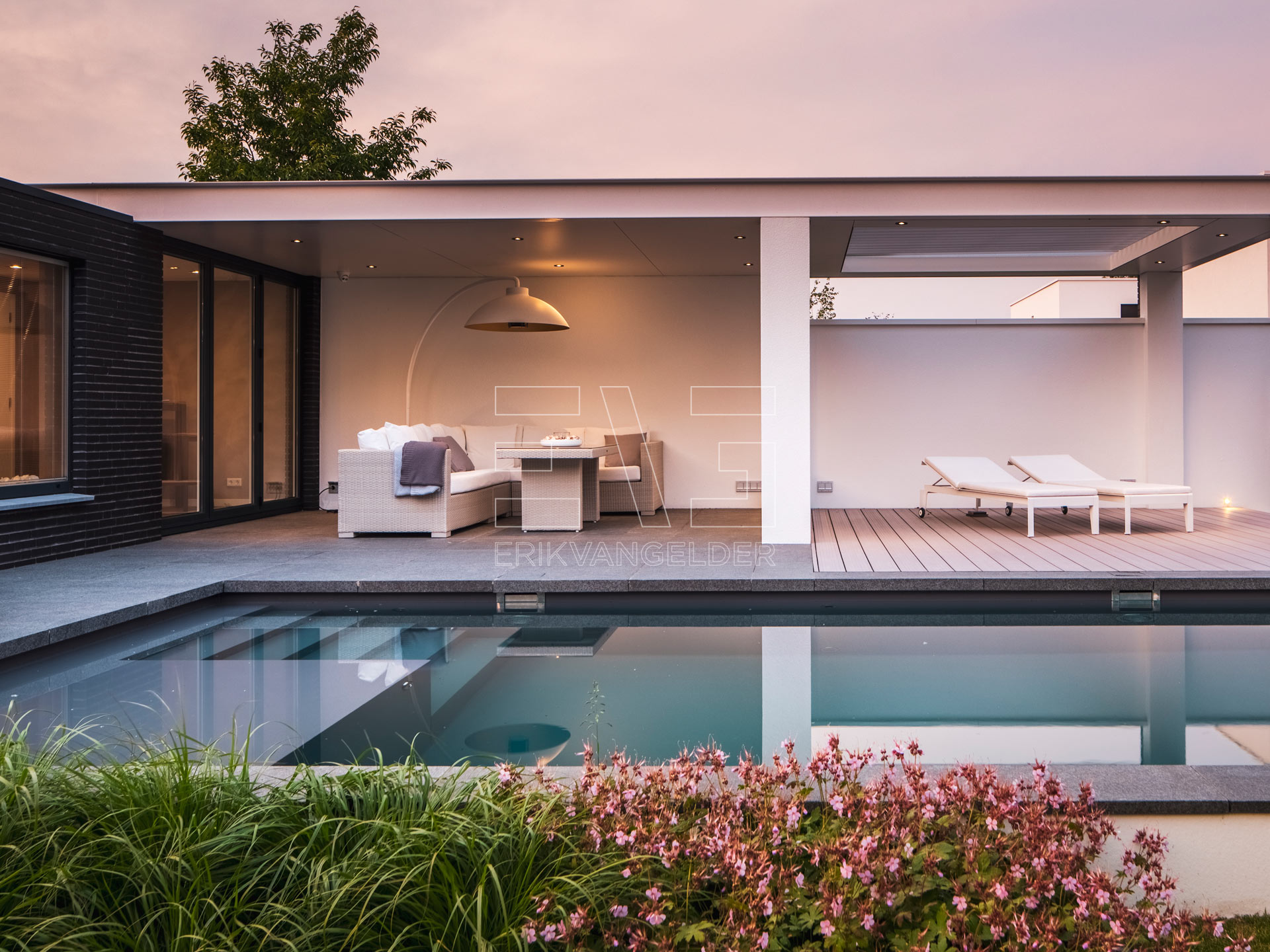 Tuinontwerp poolhouse luxe lounge overkapping zwembad