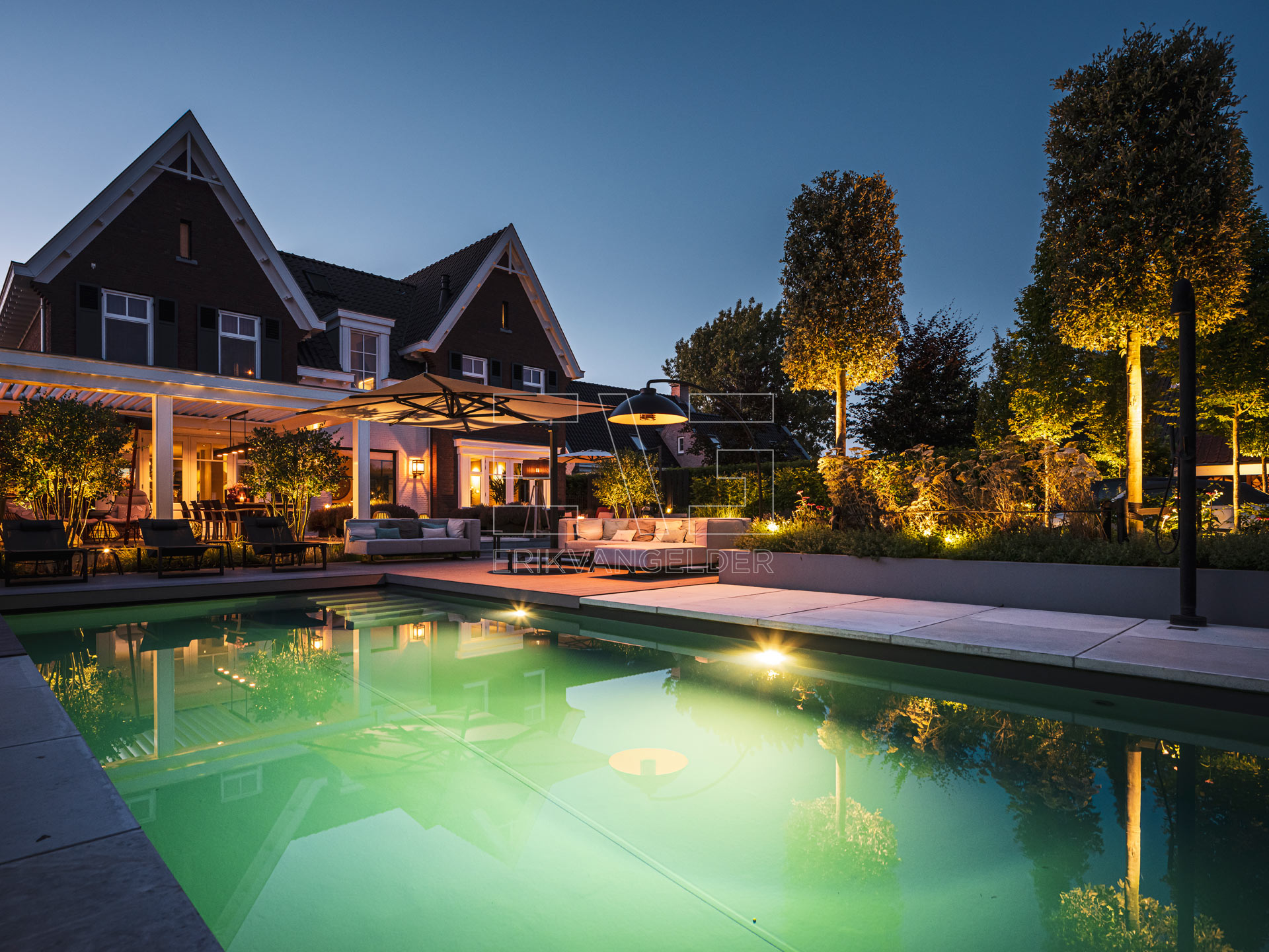 Luxe tuin met goede verlichting en mooi zwembad in de tuin